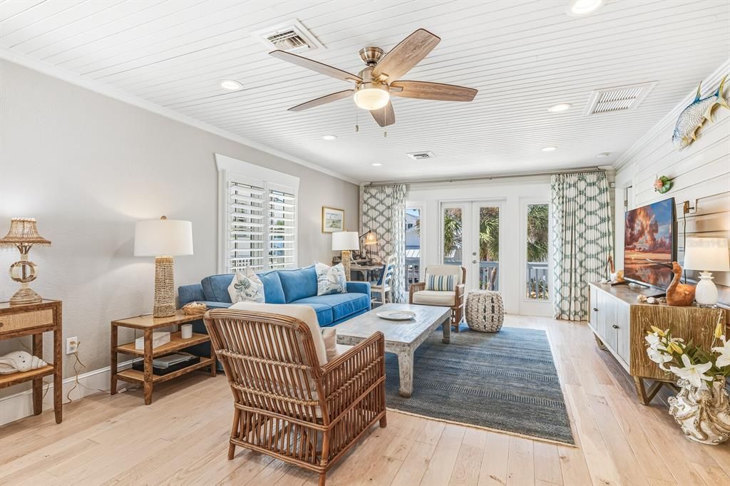 合同活跃: $3,100,000 (3 贝兹, 2 浴室, 1976 平方英尺)