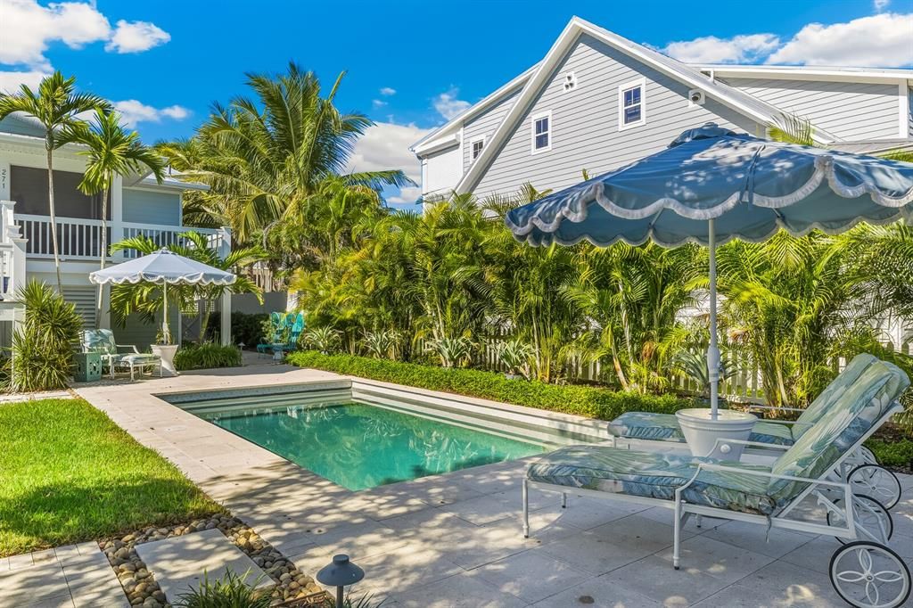 合同活跃: $3,100,000 (3 贝兹, 2 浴室, 1976 平方英尺)