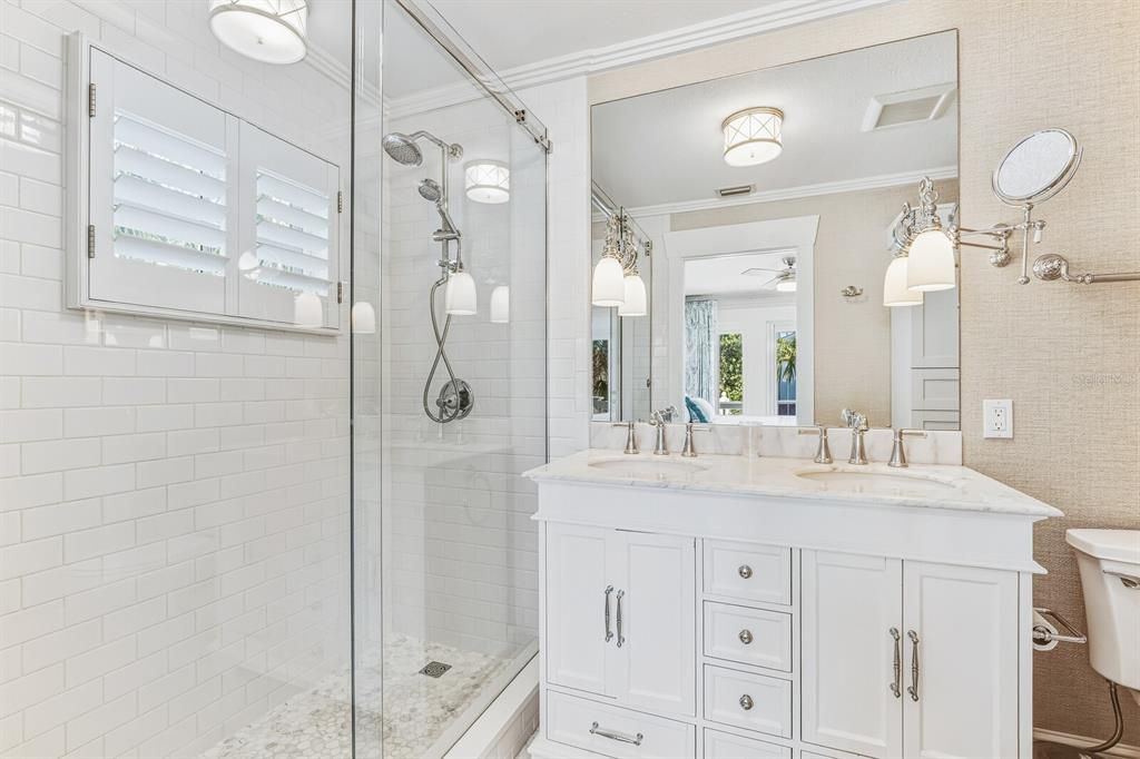 合同活跃: $3,100,000 (3 贝兹, 2 浴室, 1976 平方英尺)