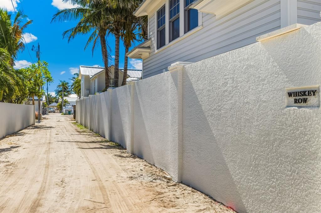 合同活跃: $3,100,000 (3 贝兹, 2 浴室, 1976 平方英尺)