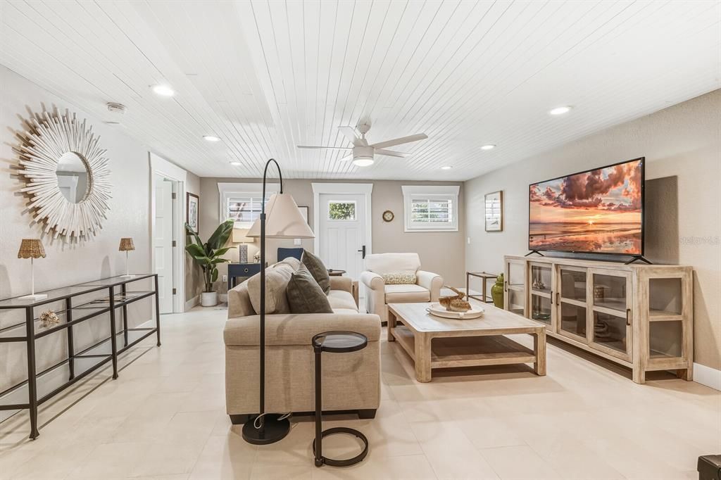 合同活跃: $3,100,000 (3 贝兹, 2 浴室, 1976 平方英尺)