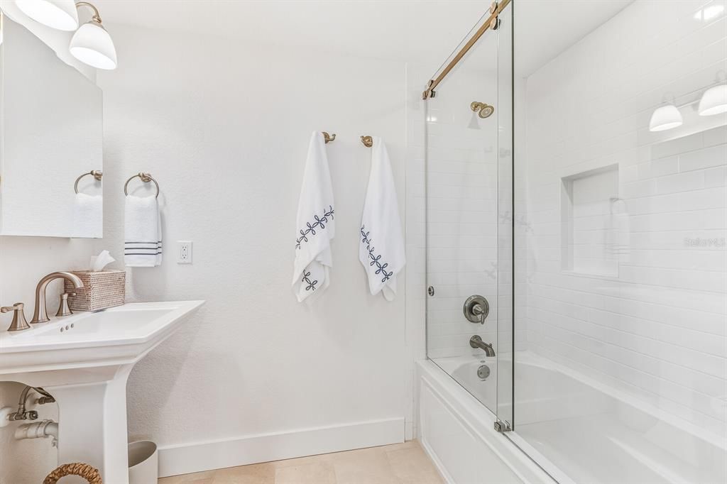 合同活跃: $3,100,000 (3 贝兹, 2 浴室, 1976 平方英尺)