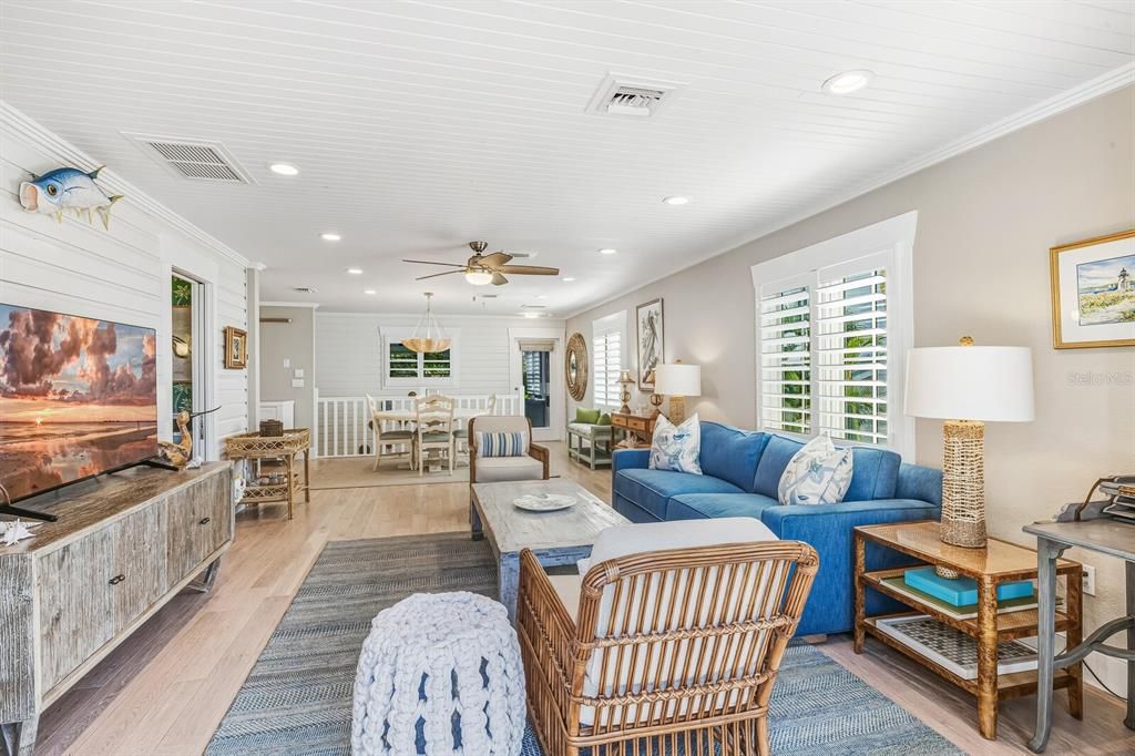 合同活跃: $3,100,000 (3 贝兹, 2 浴室, 1976 平方英尺)