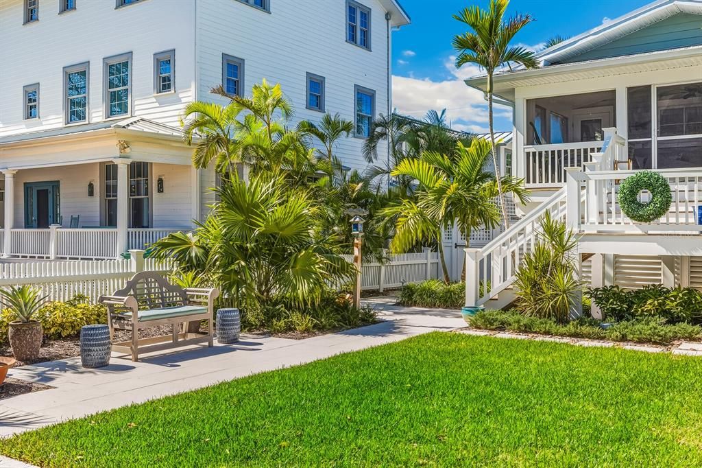 合同活跃: $3,100,000 (3 贝兹, 2 浴室, 1976 平方英尺)