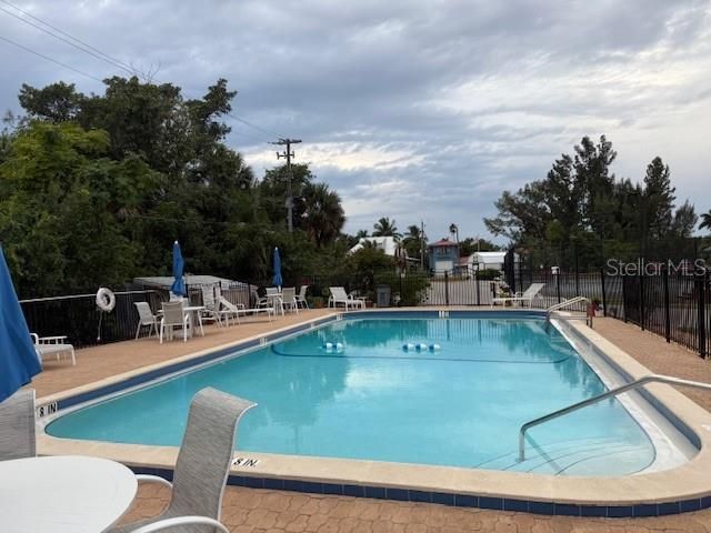 待售: $180,000 (2 贝兹, 1 浴室, 1037 平方英尺)