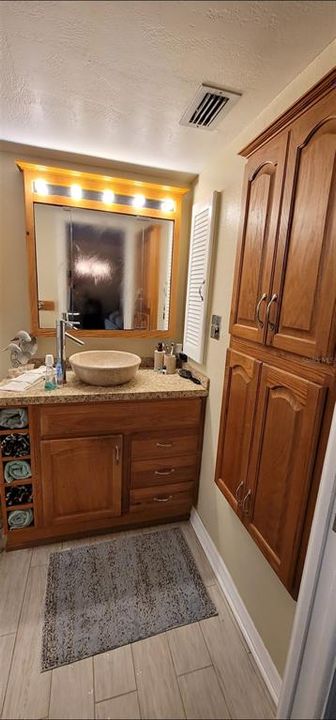 待售: $180,000 (2 贝兹, 1 浴室, 1037 平方英尺)