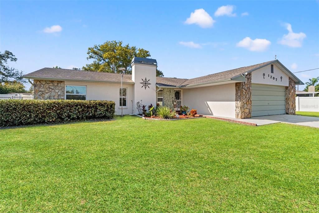 Active With Contract: $279,000 (2 beds, 2 baths, 1300 Square Feet)