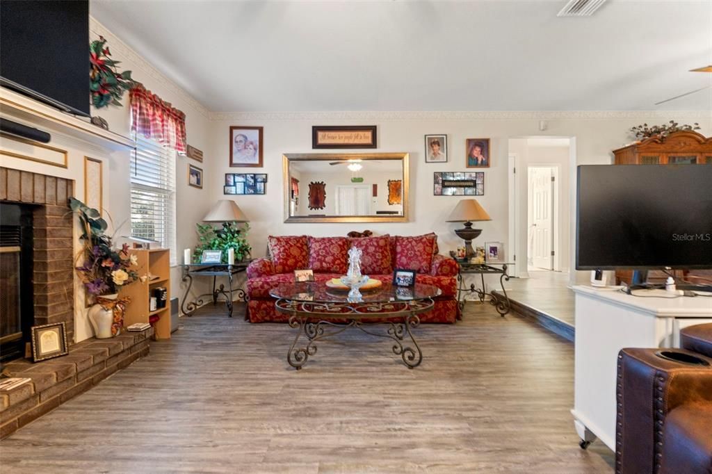 Active With Contract: $279,000 (2 beds, 2 baths, 1300 Square Feet)