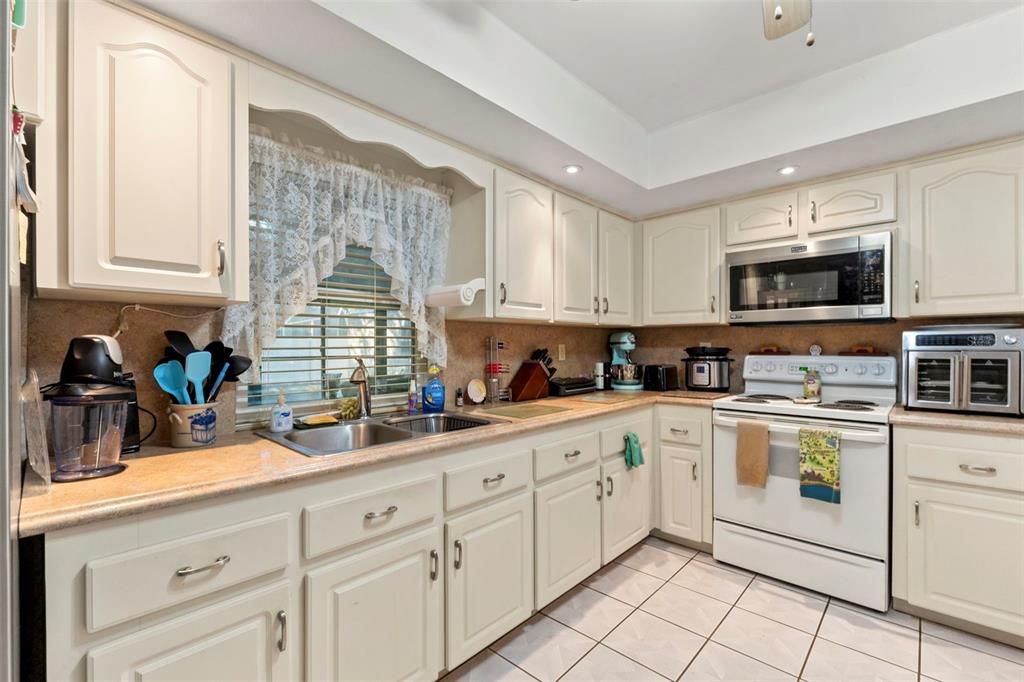 Active With Contract: $279,000 (2 beds, 2 baths, 1300 Square Feet)