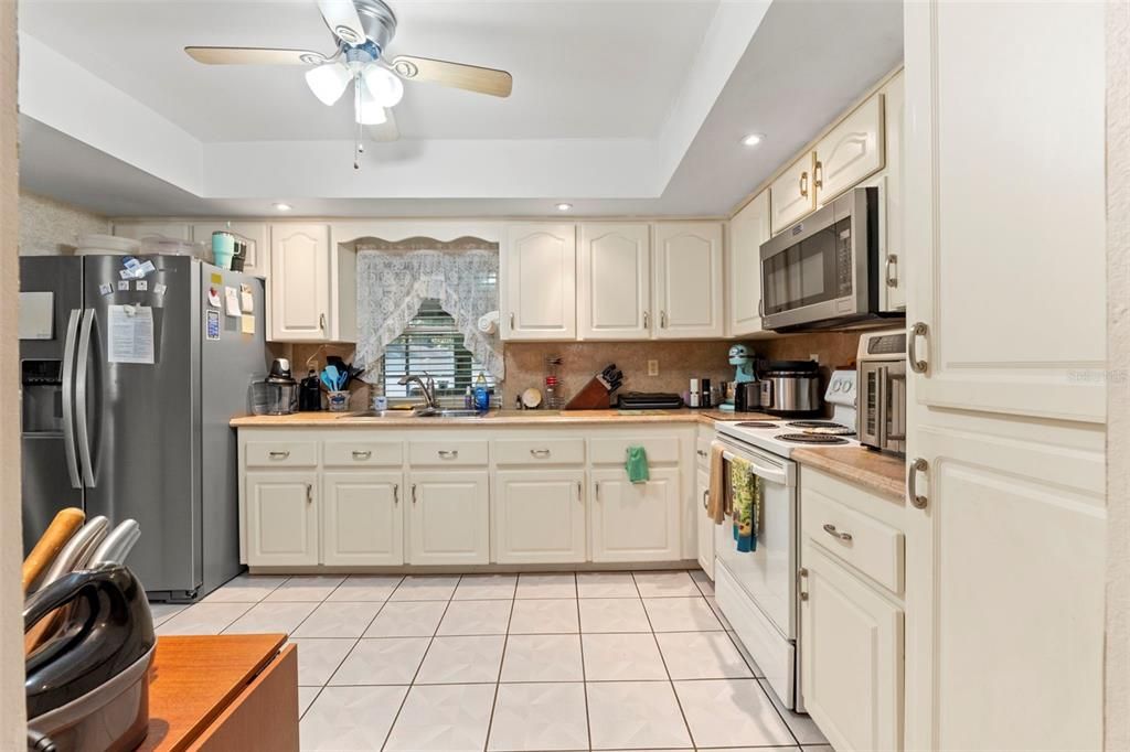 Active With Contract: $279,000 (2 beds, 2 baths, 1300 Square Feet)