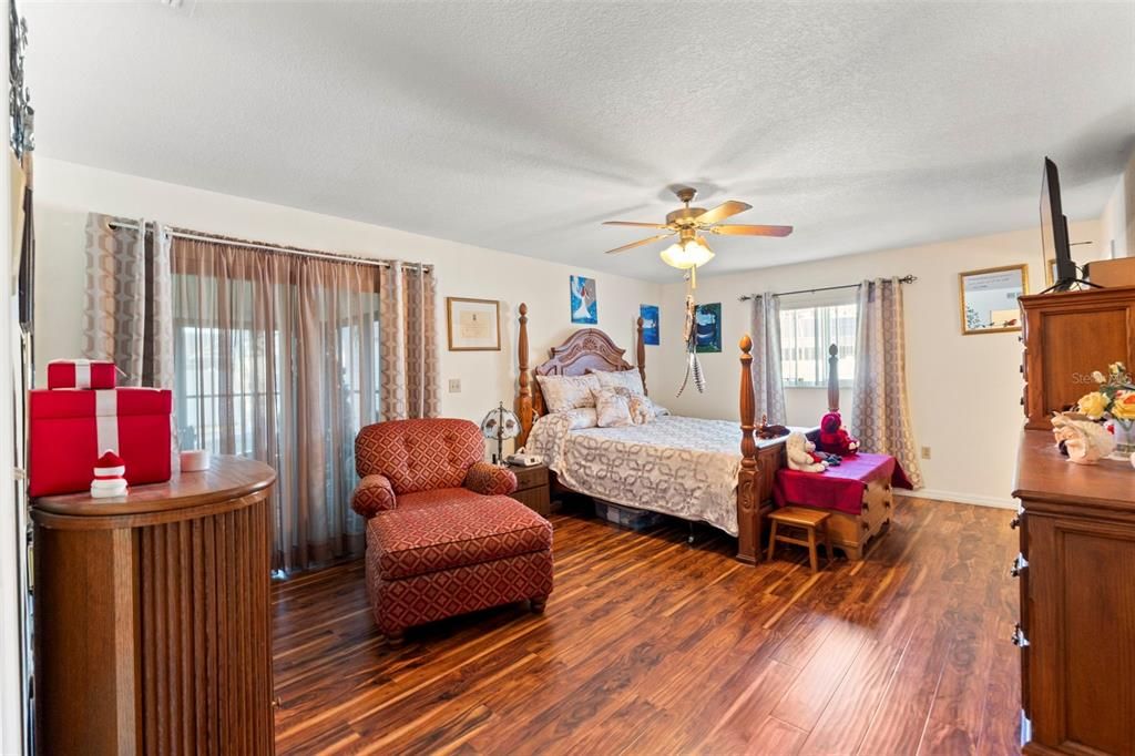 Active With Contract: $279,000 (2 beds, 2 baths, 1300 Square Feet)