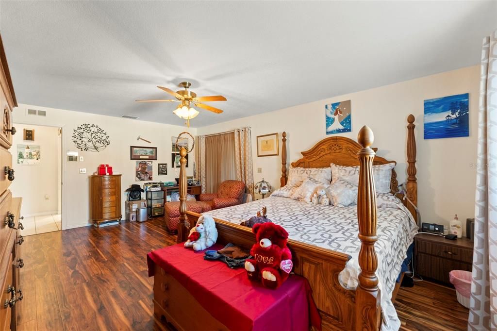 Active With Contract: $279,000 (2 beds, 2 baths, 1300 Square Feet)