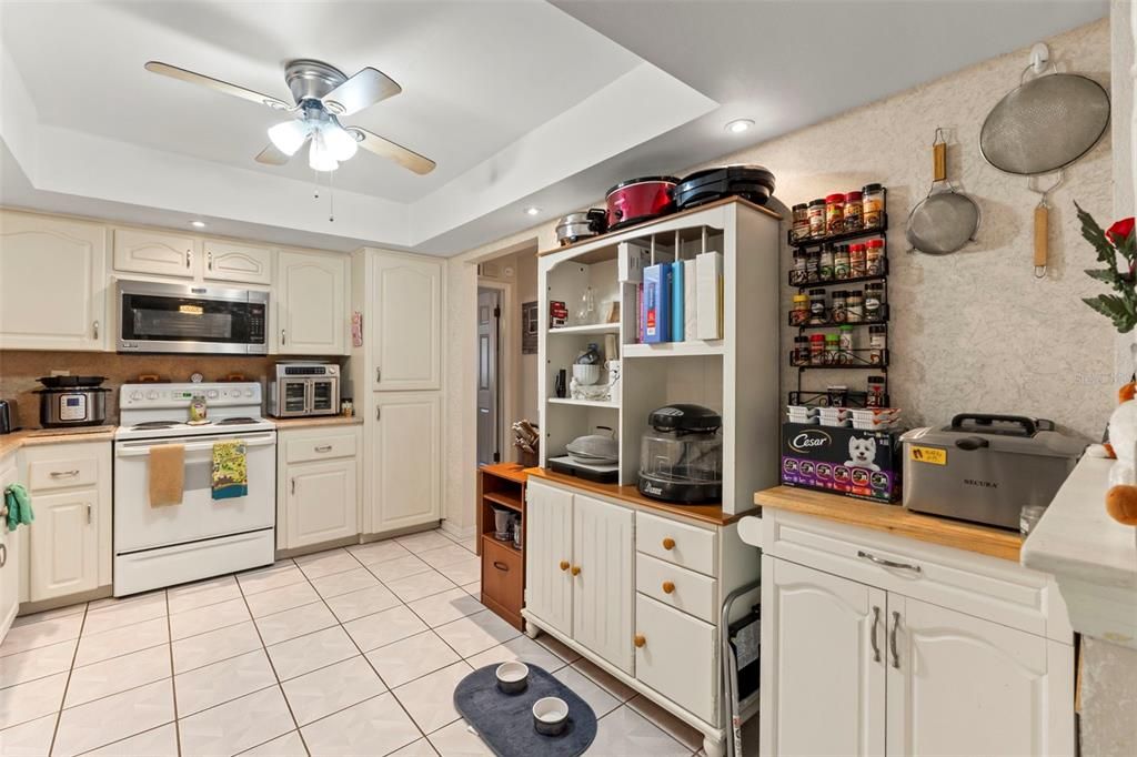 Active With Contract: $279,000 (2 beds, 2 baths, 1300 Square Feet)