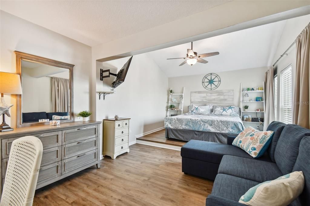 For Sale: $549,000 (2 beds, 2 baths, 1040 Square Feet)