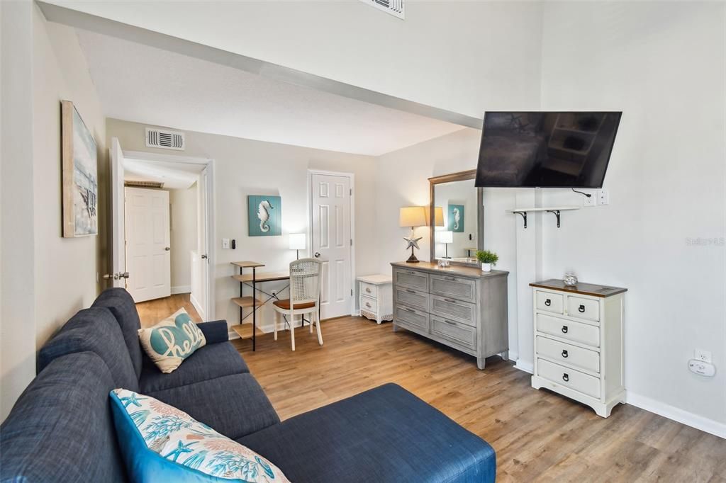 For Sale: $549,000 (2 beds, 2 baths, 1040 Square Feet)