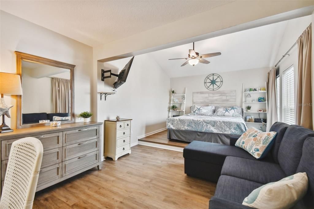 For Sale: $549,000 (2 beds, 2 baths, 1040 Square Feet)