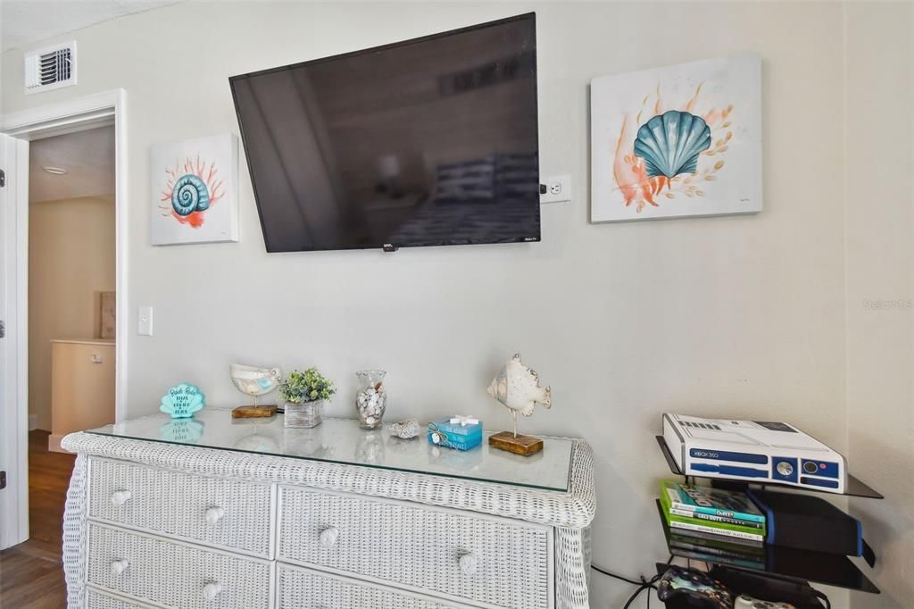 For Sale: $549,000 (2 beds, 2 baths, 1040 Square Feet)