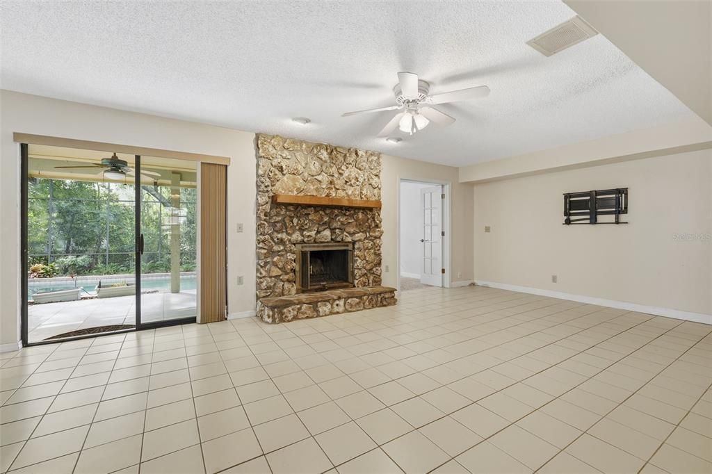 For Sale: $549,900 (4 beds, 2 baths, 2403 Square Feet)
