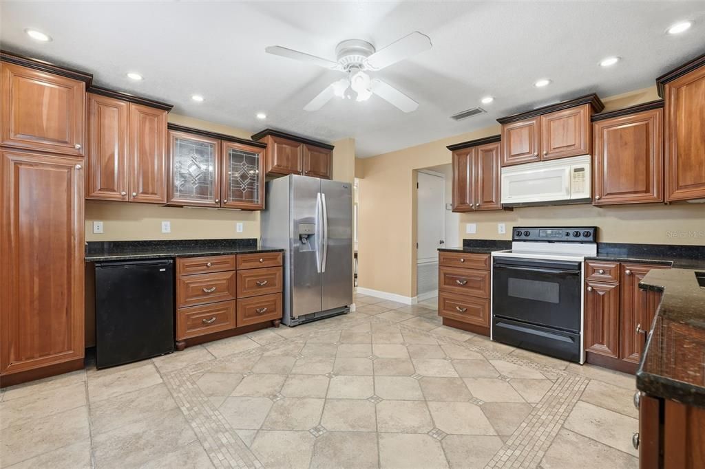 For Sale: $549,900 (4 beds, 2 baths, 2403 Square Feet)