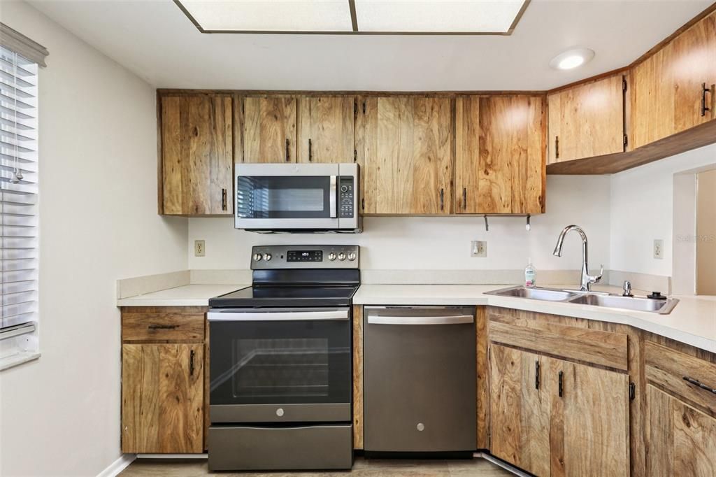 На продажу: $179,000 (2 спален, 2 ванн, 810 Квадратных фут)