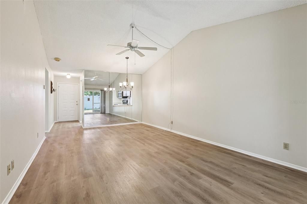 На продажу: $179,000 (2 спален, 2 ванн, 810 Квадратных фут)