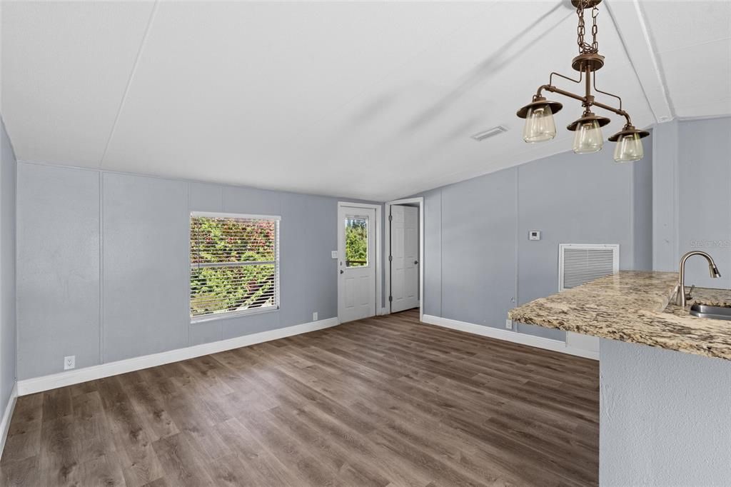 Active With Contract: $169,999 (3 beds, 2 baths, 1092 Square Feet)