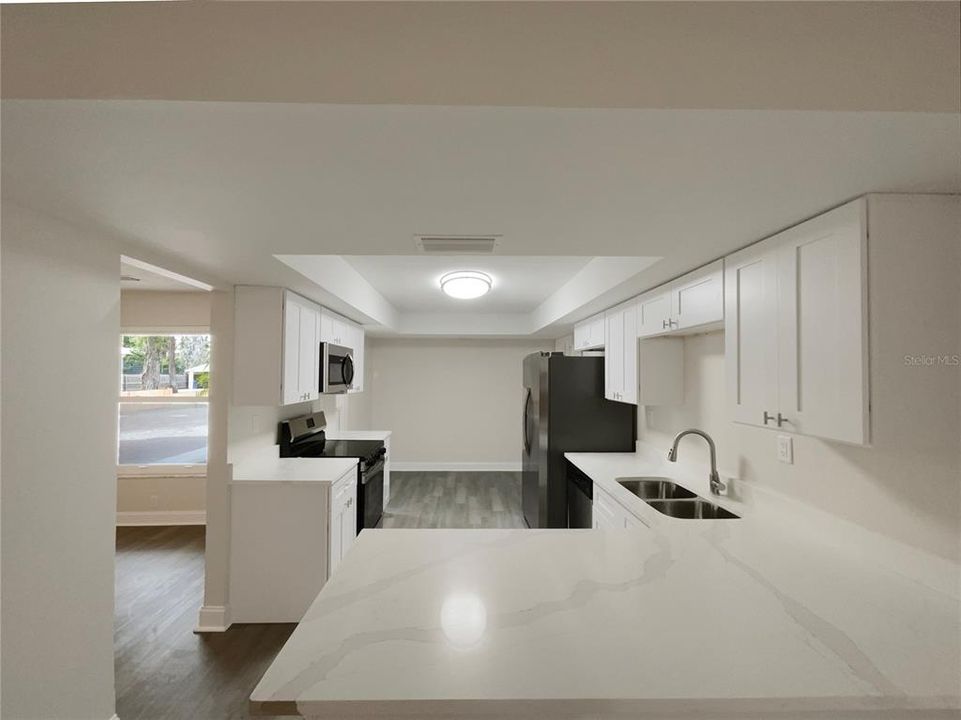 Под контрактом: $393,000 (3 спален, 2 ванн, 1695 Квадратных фут)