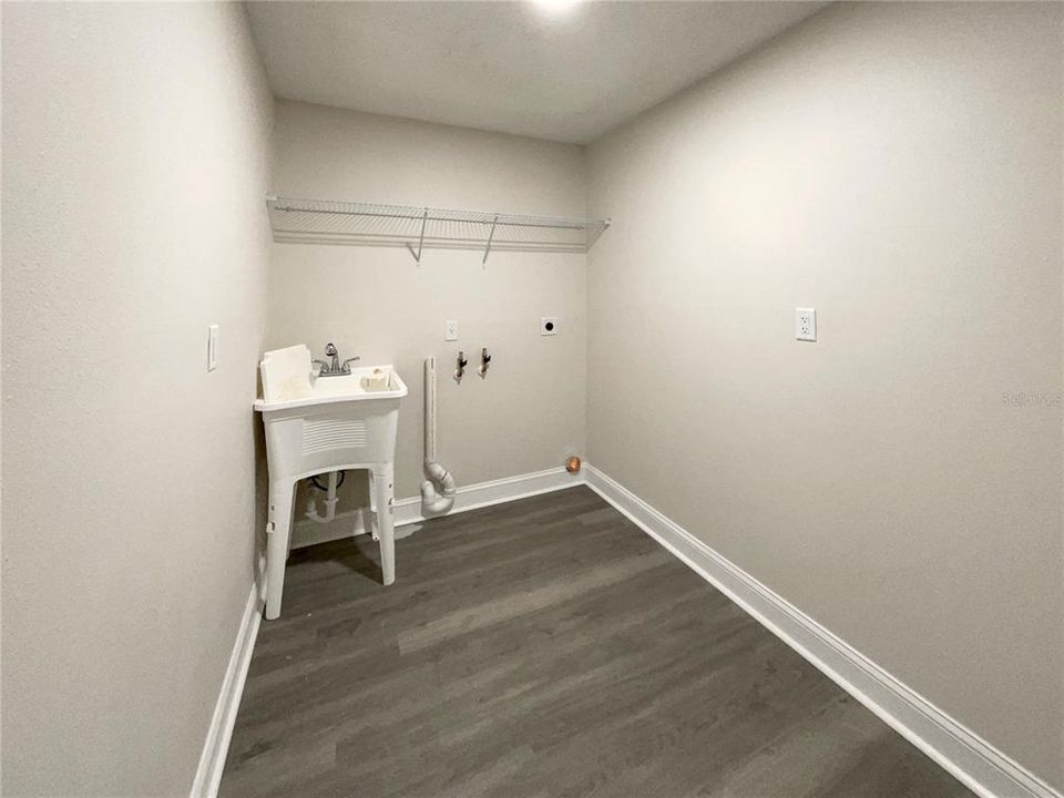 Под контрактом: $393,000 (3 спален, 2 ванн, 1695 Квадратных фут)