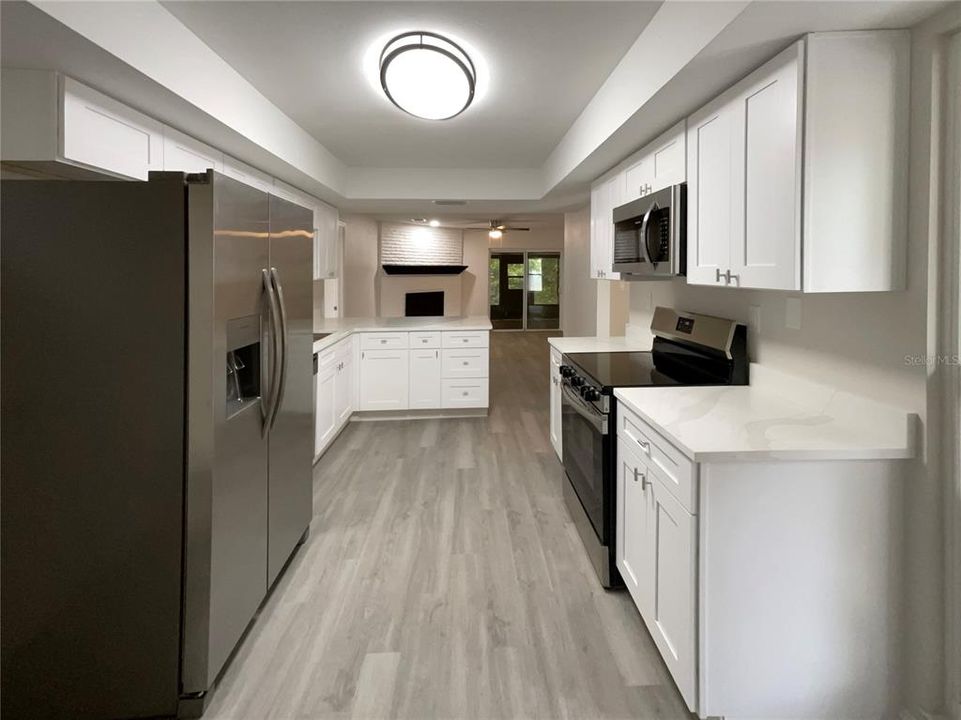 Под контрактом: $393,000 (3 спален, 2 ванн, 1695 Квадратных фут)