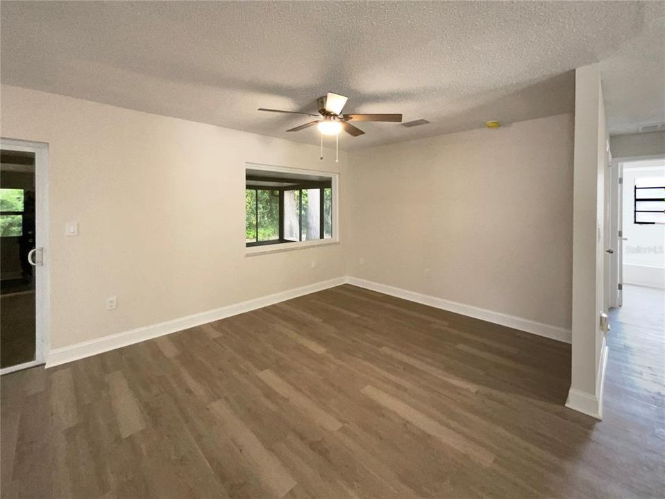 Под контрактом: $393,000 (3 спален, 2 ванн, 1695 Квадратных фут)