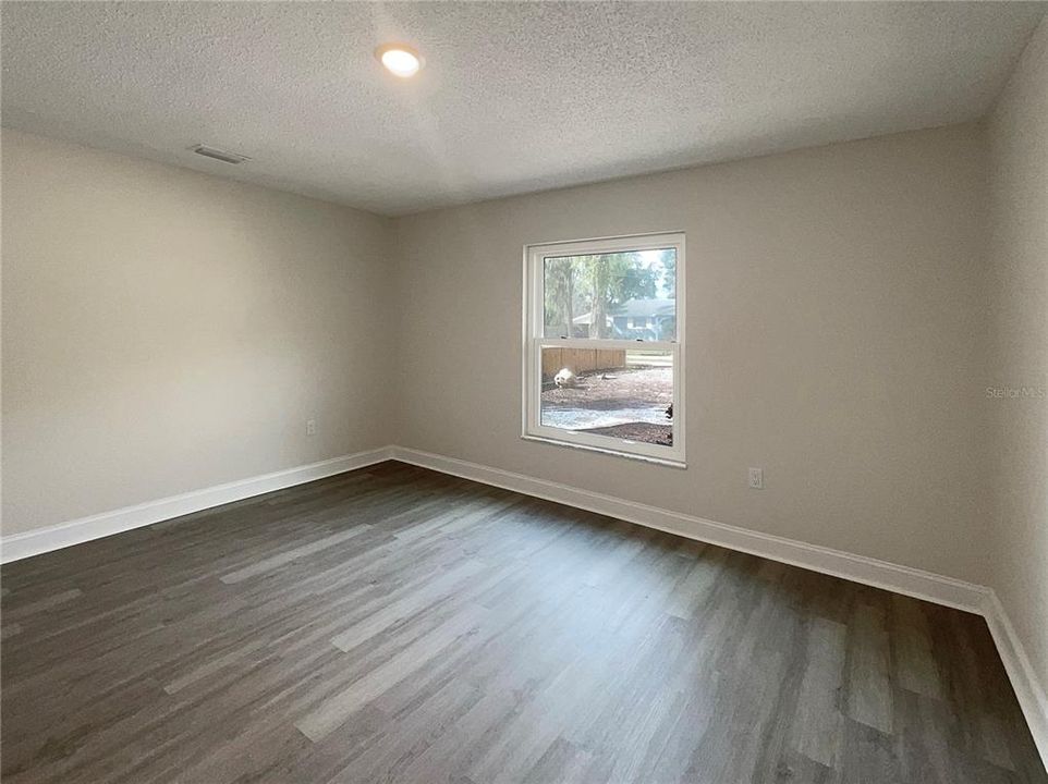 Под контрактом: $393,000 (3 спален, 2 ванн, 1695 Квадратных фут)