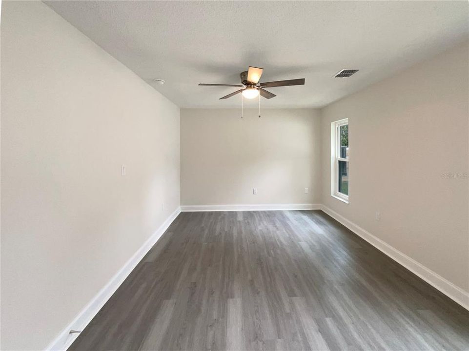 Под контрактом: $393,000 (3 спален, 2 ванн, 1695 Квадратных фут)