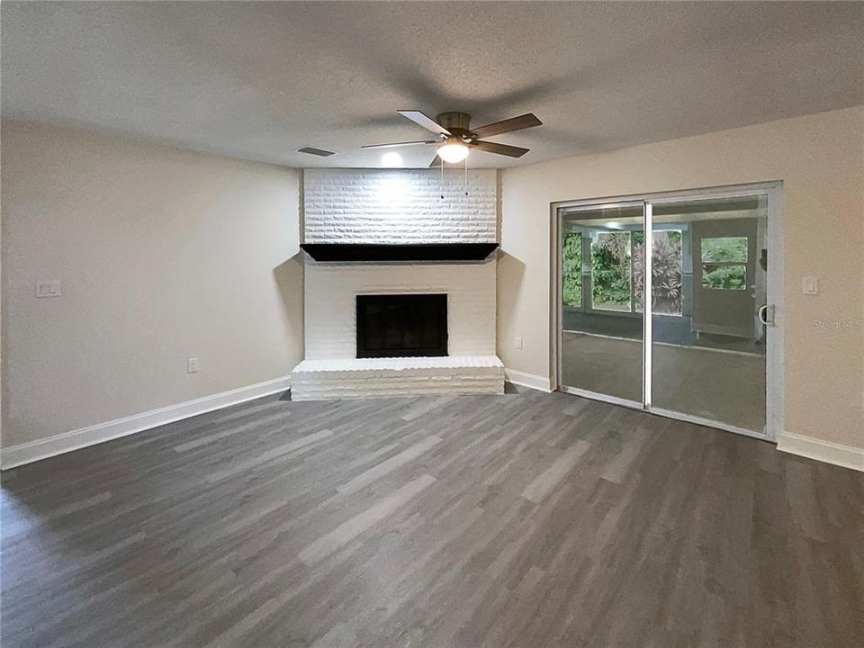 Под контрактом: $393,000 (3 спален, 2 ванн, 1695 Квадратных фут)