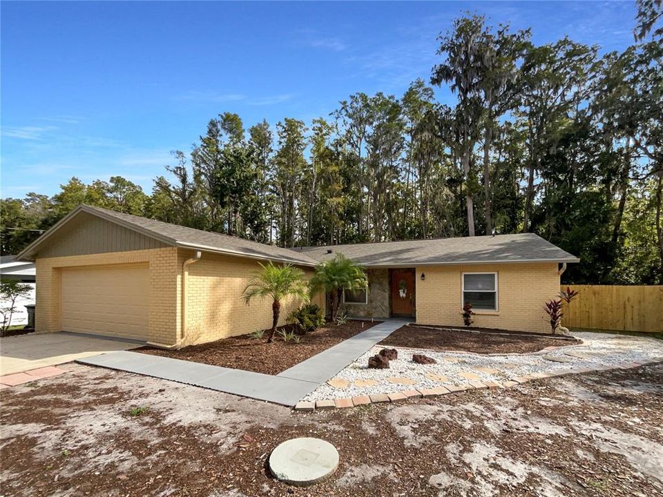 Под контрактом: $393,000 (3 спален, 2 ванн, 1695 Квадратных фут)