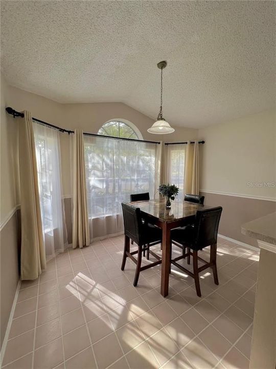 合同活跃: $2,375 (3 贝兹, 2 浴室, 1724 平方英尺)