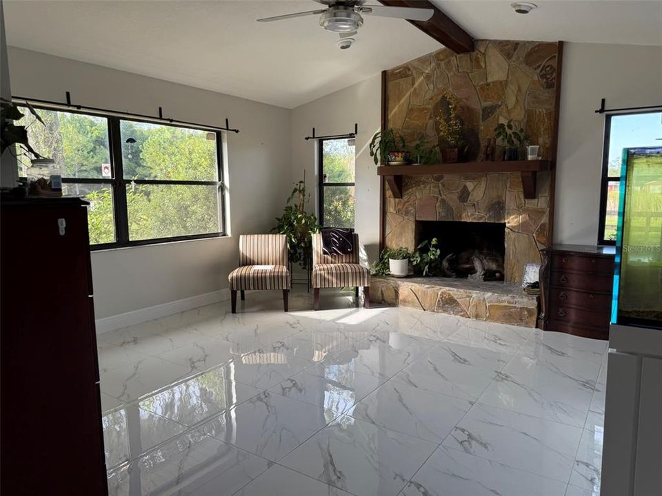 En Venta: $950,000 (3 camas, 2 baños, 2400 Pies cuadrados)