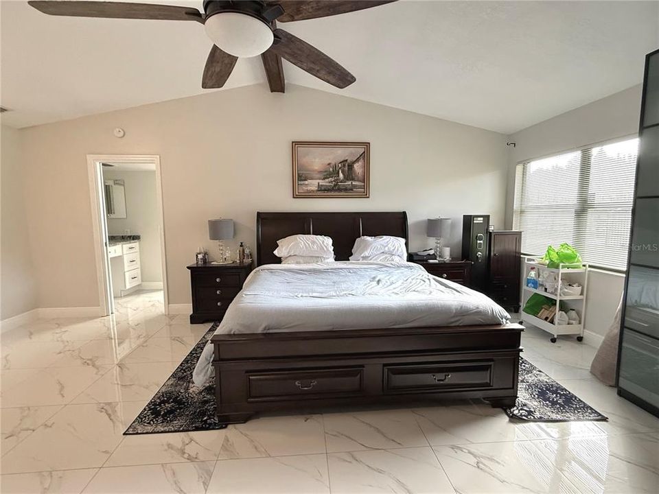 En Venta: $950,000 (3 camas, 2 baños, 2400 Pies cuadrados)