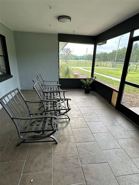 En Venta: $950,000 (3 camas, 2 baños, 2400 Pies cuadrados)