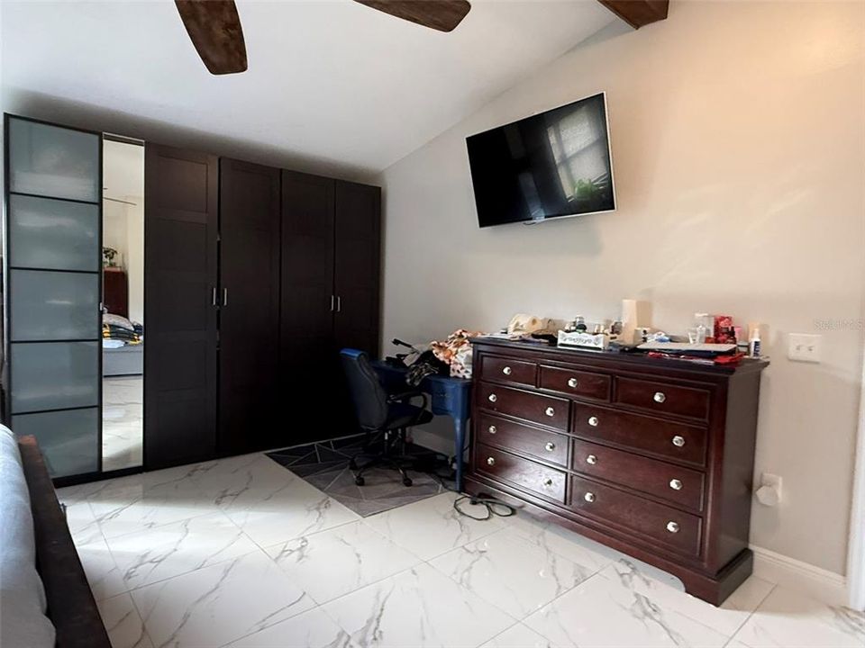 En Venta: $950,000 (3 camas, 2 baños, 2400 Pies cuadrados)