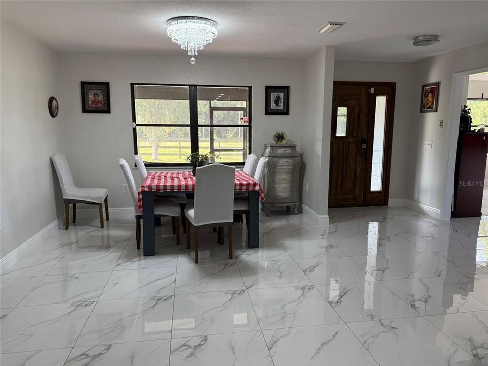 En Venta: $950,000 (3 camas, 2 baños, 2400 Pies cuadrados)