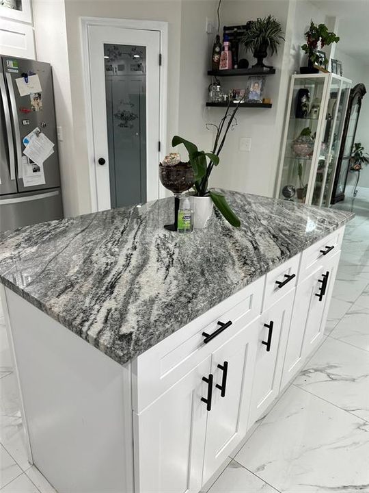 En Venta: $950,000 (3 camas, 2 baños, 2400 Pies cuadrados)