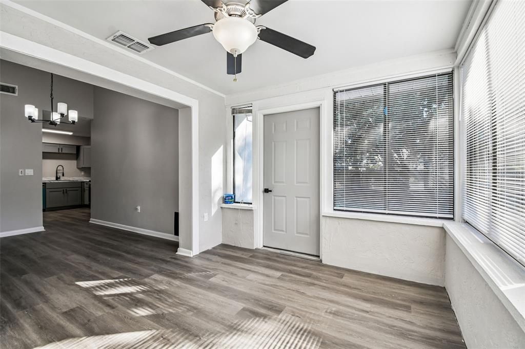 待售: $249,000 (2 贝兹, 2 浴室, 1006 平方英尺)