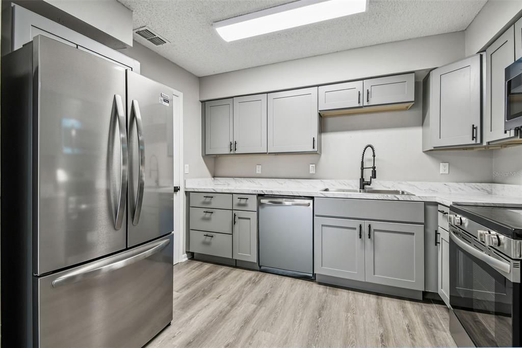 待售: $249,000 (2 贝兹, 2 浴室, 1006 平方英尺)