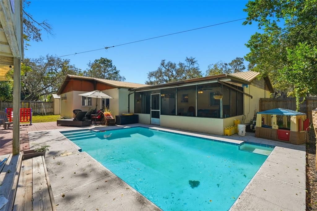 Active With Contract: $340,000 (5 beds, 2 baths, 1865 Square Feet)