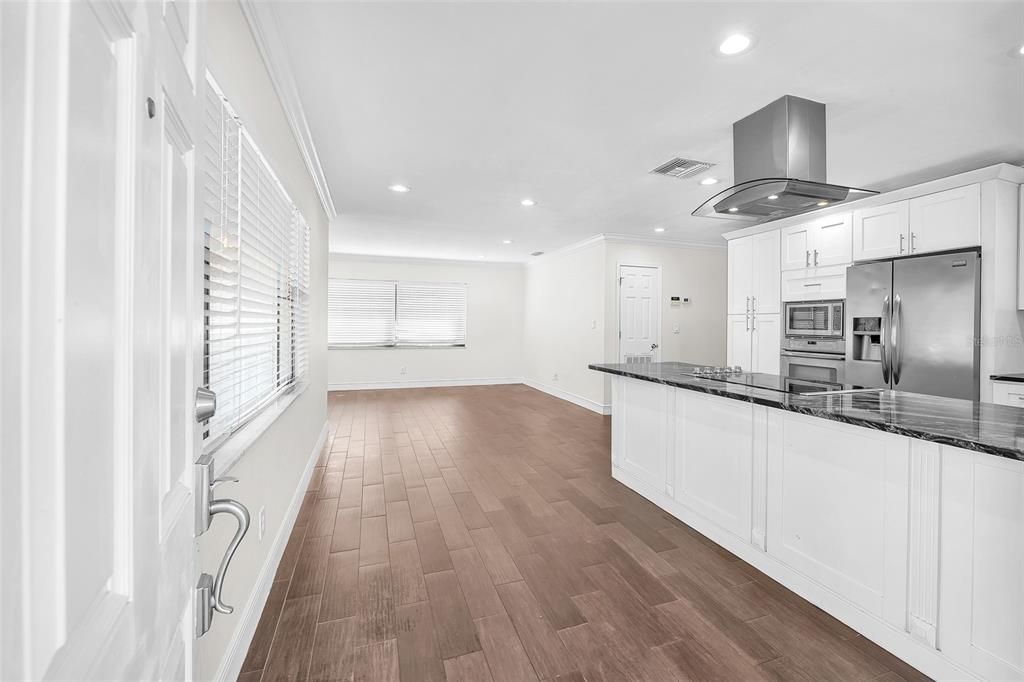 Active With Contract: $2,395 (3 beds, 1 baths, 1230 Square Feet)