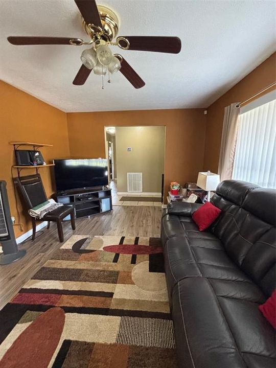 合同活跃: $240,000 (3 贝兹, 2 浴室, 1540 平方英尺)