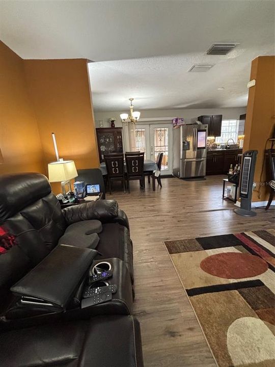 合同活跃: $240,000 (3 贝兹, 2 浴室, 1540 平方英尺)