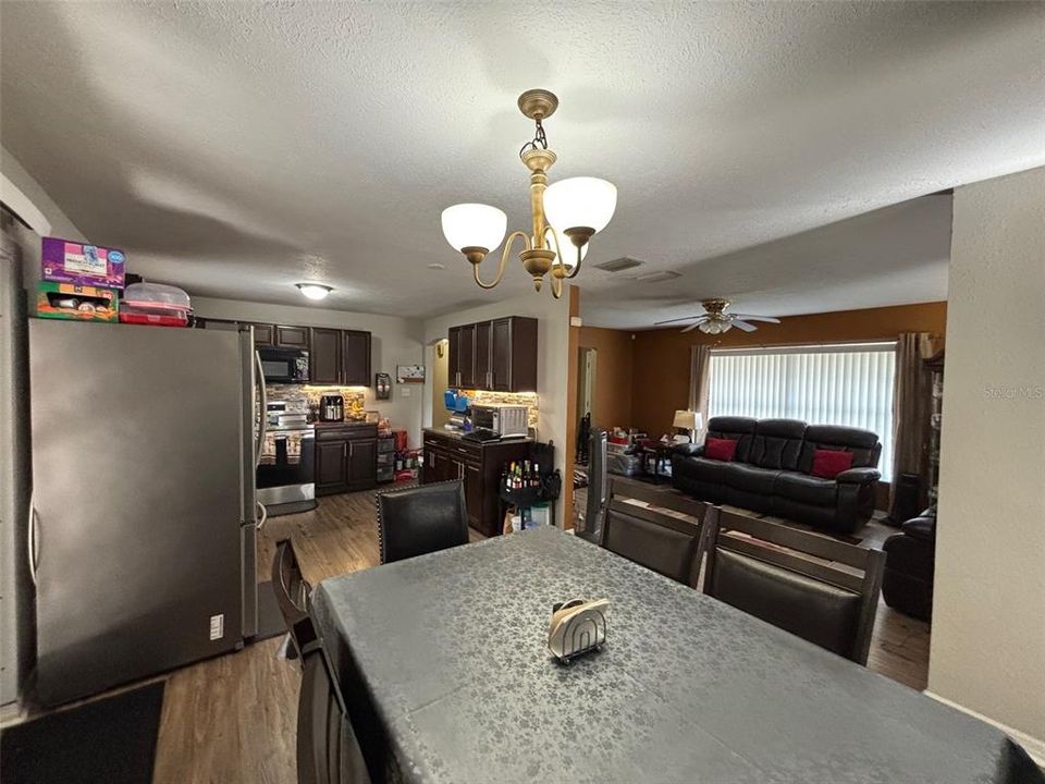 合同活跃: $240,000 (3 贝兹, 2 浴室, 1540 平方英尺)