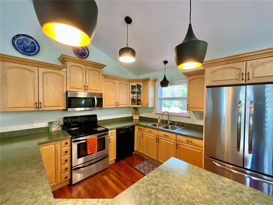 Active With Contract: $355,000 (3 beds, 3 baths, 1664 Square Feet)