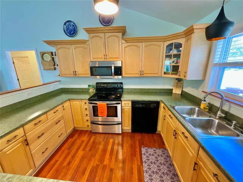 Active With Contract: $355,000 (3 beds, 3 baths, 1664 Square Feet)